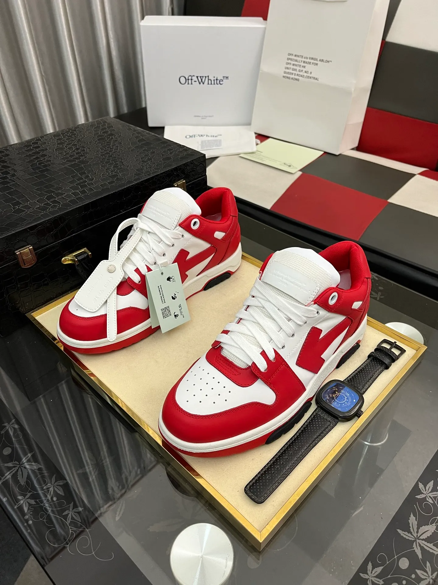 Men's shoes 💰600⌚️⌚️ OFF-White C/O VirGil Abloh fashionable and versatile casual shoes. Exclusive first release of the new model. Made of environmentally friendly cowhide leather and mesh fabric upper material. The insole is embedded with foam cushioning EVA material. The correct midsole is equipped with EVA lightweight cushioning. External tooth nail rubber outsole. The correct accessories can be customized simultaneously. Women's model: 35-40 Men's model: 39-45